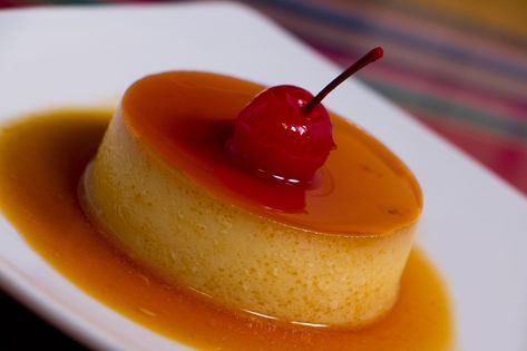 Sorprende a tu familia con este delicioso y cremoso flan de maicena sabor vainilla. Es perfecto para reuniones o eventos especiales. Flan Au Caramel, Broken Biscuits, Leche Asada, Caramel Flan, Portuguese Desserts, Homemade Custard, Custard Pudding, Flan Recipe, Caramelized Sugar