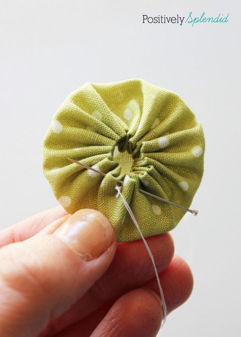 Fabric yo-yo's are a great way to use fabric scraps! Free templates with tutorial at Positively Splendid. Use Fabric Scraps, Yo Yo Quilt, Folding Origami, Sew Ins, Trendy Sewing, Costura Diy, Yo-yos, Diy And Crafts Sewing, Fabric Christmas Ornaments