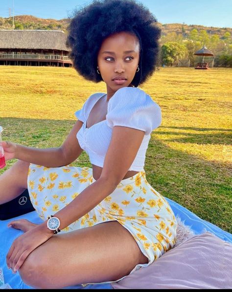 Black girl, intokazi yomZulu, ubuhle bukaZulu. Love her. Black Outfits Cute, Cute Picnic Outfits, Picnic Date Outfits, Hair Like Wool, Chic Black Outfits, Sugar Mama, Sugar Mommy, Picnic Outfit, Cute Skirt Outfits