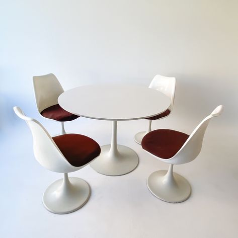 Listed on VNTG.com: Mid-Century Modern Space Age set of Tulip Table & Four Tulip Chairs, 1970s | #vntg #vintage Space Age Dining Table, Tulip Table And Chairs, Tulip Chairs, Saarinen Tulip Table, Cozy Eclectic, Chrome Dining Table, Surfboard Coffee Table, Bauhaus Furniture, Safari Chair