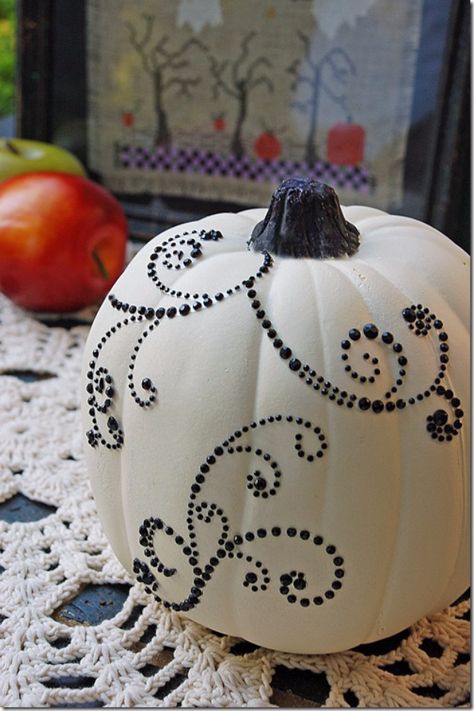 34 Pumpkin Decorations For Fall - Blinged Out Pumpkin - Easy DIY Pumpkin Decor Ideas for Home, Yard, Outdoors - Cool Pumpkin Decorating Ideas for Adults and Kids Party, Creative Crafts With Paint, Glitter and No Carve Projects for Halloween http://diyjoy.com/pumpkin-decorations-fall Pretty Pumpkins Decorating, Dotted Pumpkins, Succulent Crafts, Pumkin Carving, No Carve Pumpkin Decorating, Pretty Pumpkins, Glass Creations, Pumpkin Art, Autumn Crafts