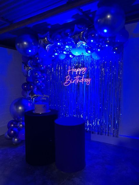 Euphoria Pool Party, Soirée Euphoria, Virgo Birthday Party, Euphoria Party, Neon Birthday Party, Sweet Sixteen Birthday Party Ideas, Sweet 16 Themes, Blue Birthday Parties, Pretty Christmas Decorations