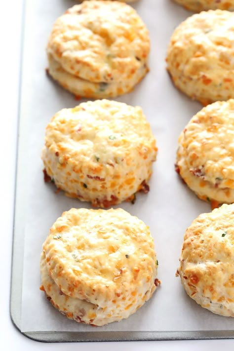 Bacon Cheddar Scones, Cheddar Scones Recipe, Cheddar Scones, Savory Brunch, Scone Recipes, Savory Scones, Easy Brunch Recipes, Queso Cheddar, Gimme Some Oven