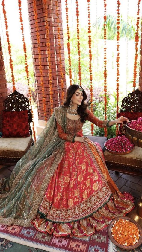 Dholki Guest Outfit, Mehndi Lehnga For Bride, Dholki Outfits For Bride, Mehndi Guest Outfit Pakistani, Pakistani Bride Mehndi, Mendhi Outfit For Bride, Pakistani Bridal Wear Mehndi, Mehndi Night Outfit, Mehndi Brides Pakistani