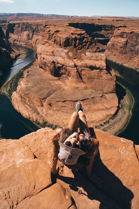 Instagram vs. Reality: Why Horseshoe Bend was a HUGE Disappointment Hiking Picture Ideas, Hiking Poses, Grand Canyon Pictures, Grand Canyon Vacation, Visiting The Grand Canyon, Hiking Photos, Hiking Outfits, Arizona Road Trip, Hiking Photography