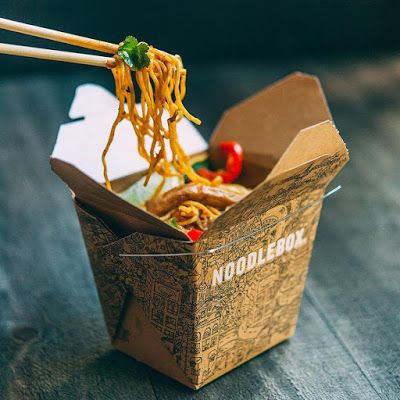 Food Box Design, China Wok, Wok Kitchen, Pasta Packaging, Chinese Takeout Box, Pasta Box, Wok Recipes, Types Of Noodles, Cloud Kitchen