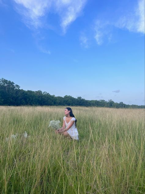 Photos In Tall Grass Picture Ideas, Green Grass Photoshoot Ideas, Grass Field Photoshoot Poses, Green Field Photoshoot, Grass Picture Ideas, Green Field Aesthetic, Grass Photoshoot Ideas, White Dress In A Field, Tall Grass Photoshoot