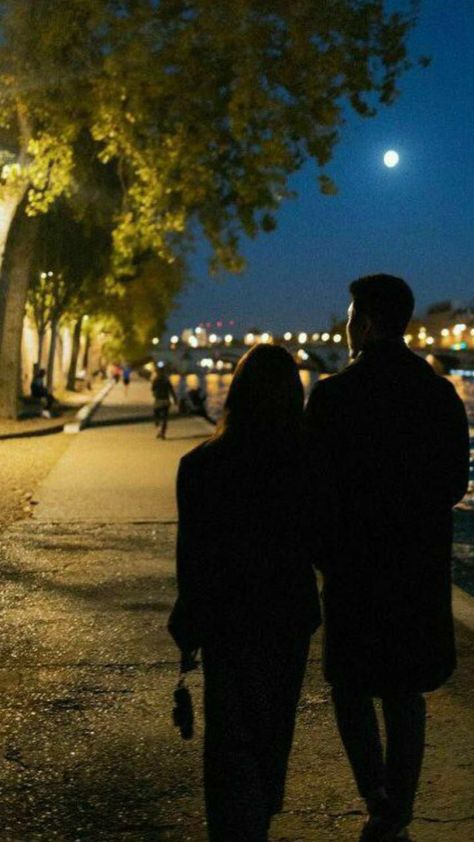 Long Walks Aesthetic Couple, Walk Couple Aesthetic, Late Night Walks Aesthetic Couple, Night Walk Aesthetic Couple, Same Height Couples Aesthetic, Couple On A Bench, Night Walking Aesthetic, Long Distance Lovers, This Kind Of Love