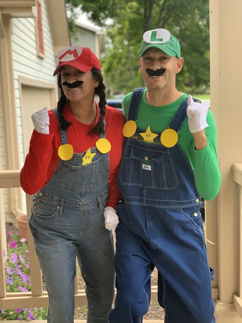 Diy Halloween Couples Costumes, Mario Trunk Or Treat, Mario And Luigi Costumes, Mario And Luigi Halloween, Couples Costumes Ideas, Luigi Halloween Costume, Diy Halloween Couples, Last Minute Couples Costumes, Simple Cosplay