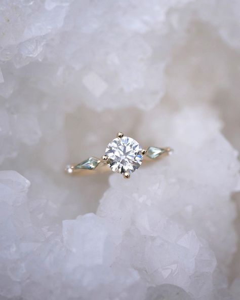 Compass Kite Ring ✨ 1 ct Lab diamond center with green kite sapphires that remind me of Spring! 🌱 Can recreate with a mined diamond or any… Engagement Rings Round Gold, Kite Ring, Sunburst Ring, 3 Stone Diamond Ring, Dainty Diamond Ring, Wedding Rings Round, Classic Wedding Rings, Round Engagement Rings, Round Cut Engagement Rings