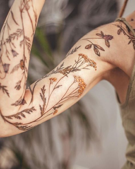 Brown Tattoo Ink, Botanisches Tattoo, Browning Tattoo, Fern Tattoo, Finger Tattoo For Women, Floral Tattoo Sleeve, Spine Tattoos For Women, Hand Tattoos For Women, Small Hand Tattoos