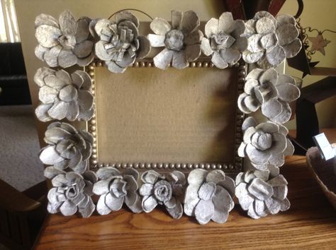 Egg Carton Flowers hot glued to a Thrift Store picture frame. Egg Crate Flowers, Crafts Egg Carton, Diy Egg Carton, Boho Flower Wall, Egg Carton Art, Waste Material Craft, Cardboard Photo Frame, Egg Carton Flowers, Cardboard Animals