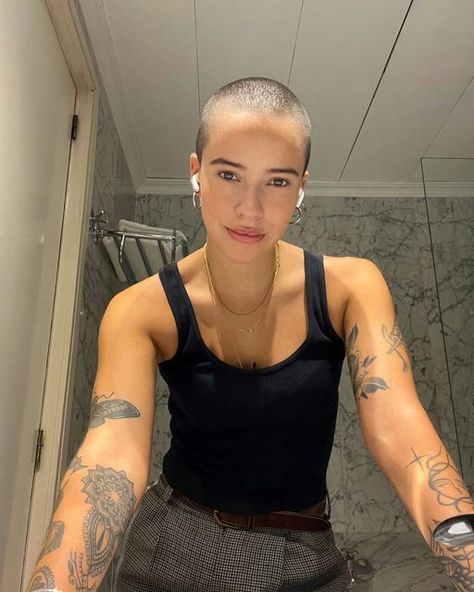 Shaved Head Styles, Long Buzz Cut, Buzz Cut Women, Girls With Shaved Heads, No Make Up, Buzz Cut Hairstyles, Shaved Head Women, Buzzed Hair, Bald Girl