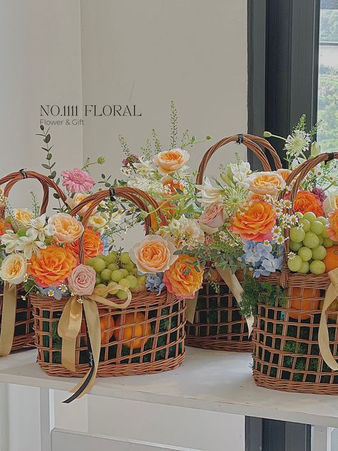 Bakul Buah Hantaran, Fruit Basket Ideas Gift Diy, Fruit Parcel, Fruit Basket Ideas Gift, Hampers Idea, Fruit Flower Basket, Fruit Bouquet Ideas, Fruit Hampers, Creative Gift Baskets