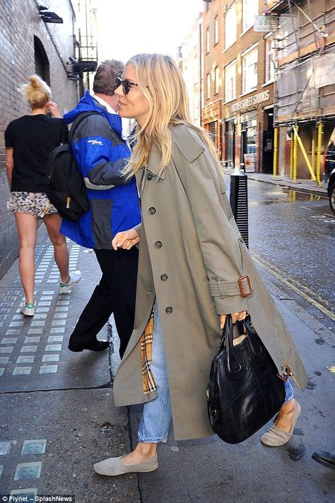 Sienna Miller looks effortlessly chic in knee length mac | Daily Mail Online Trench Outfit, Sienna Miller Style, Pijamas Women, Looks Jeans, Trench Coat Outfit, Estilo Hippie, Burberry Trench, Burberry Trench Coat, Coat Outfit