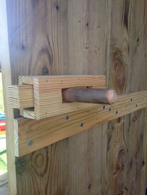 Little Missouri Homestead Wooden Lock, Woodworking Projects Gifts, Wooden Hinges, Barn Door Latch, Sliding Door Lock, Wooden Patio, Awesome Woodworking Ideas, Wood Gate, Wooden Gates