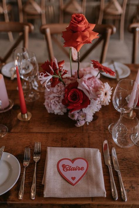 50 Bold Red And Pink Wedding Ideas - Weddingomania Pink And Red Wedding Theme, Red Table Settings, Red And Pink Wedding, Classic Modern Wedding, Modern Summer Wedding, Pink Wedding Ideas, Retro Wedding Theme, Wedding Strawberries, Pink And White Weddings