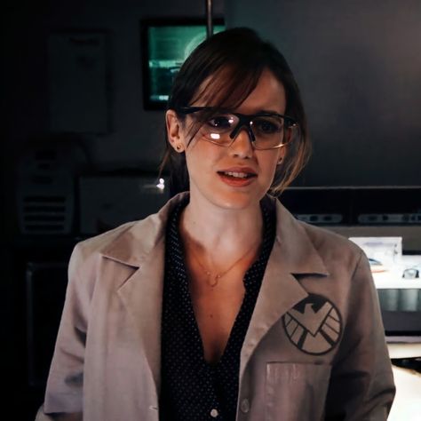 Jemma Simmons Outfits, Jemma Simmons Aesthetic, Jemma Simmons Icons, Simple Profile Picture, Converse Doodles, Shield Cast, Jemma Simmons, Elizabeth Henstridge, Superhero Spiderman