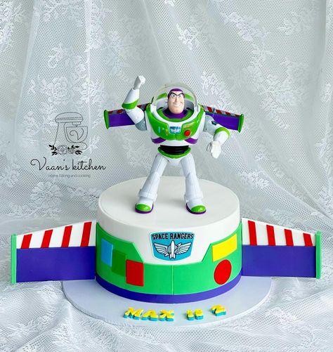 Buzz Lightyear Cake, Lightyear Cake, Sophia Cake, Buzz Lightyear Birthday, Diy Cupcakes, Toy Story Birthday, Buzz Lightyear, Sponge Cake, Buttercream Cake