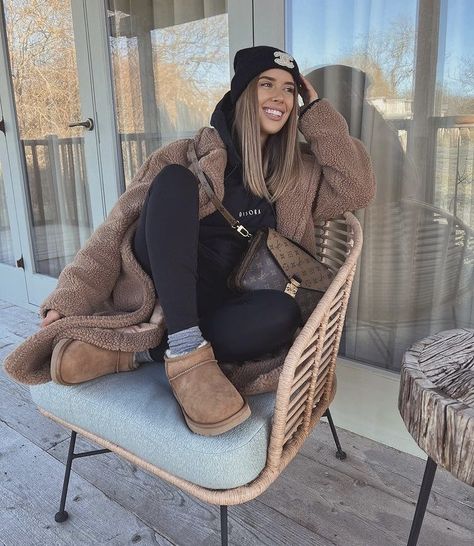 Mini Uggs Outfit, Leggings Casual Outfit, Black Leggings Casual, Leggings Outfit Ideas, Comfy Outfits Winter, Mini Outfit, Leggings Outfits, Black Leggings Outfit, Perfect Leggings