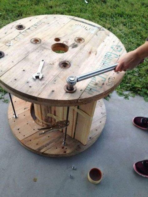 Wood Spool Tables, Backyard Furniture Diy, Cable Spool Tables, Wooden Spool Tables, Wooden Cable Spools, Wooden Spool Projects, Spool Chair, Diy Rocking Chair, Spool Furniture