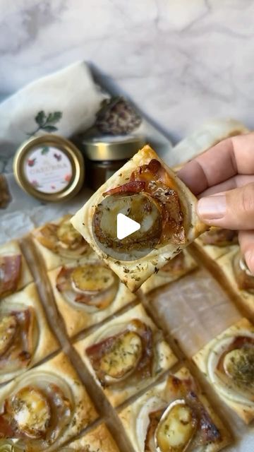 Olga Chaves Gastronomia on Instagram: "Tapas  Tapa é um aperitivo da culinária da Espanha servido na maioria dos bares e restaurantes daquele país, acompanhando a bebida (alcoólica ou não).   As tapas se tornaram um sinal de identidade cultural espanhola, sendo servidos nos banquetes de recepção aos mais altos dignitários.Por exemplo: durante a Conferência de Madrid, em 1991, a rainha espanhola Sofia e o alcaide de Madrid José María Álvarez del Manzano convidaram Raíssa Gorbachova para uma tapa e uma bebida durante sua visita à capital espanhola. Atualmente, existem bares especializados em tapas. As tapas foram levados para a alta cozinha pelo cozinheiro Ferran Adrià.  Ingredientes: massa folhada retangular cebolinha  Bacon Queijo brie mel  orégano  Preparo: O modo de preparo você acompanh Brie, Sofia, On Instagram