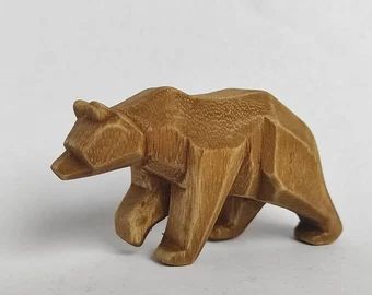 Woking Carver on Etsy Art Sculpture En Bois, Simple Wood Carving, Bear Sculptures, Wooden Bear, Bear Carving, Wood Carving Designs, Wood Carving Patterns, Wood Furniture Diy, Carving Designs