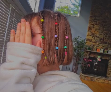 Hair Beads Short Hair, Braided Bangs Short Hair, Beads In Straight Hair, Beads In Short Hair, Short Hair Beads, Holi Hairstyles, Short Hair With Beads, Braid Hairstyles With Bangs, Hair Beads Hairstyles