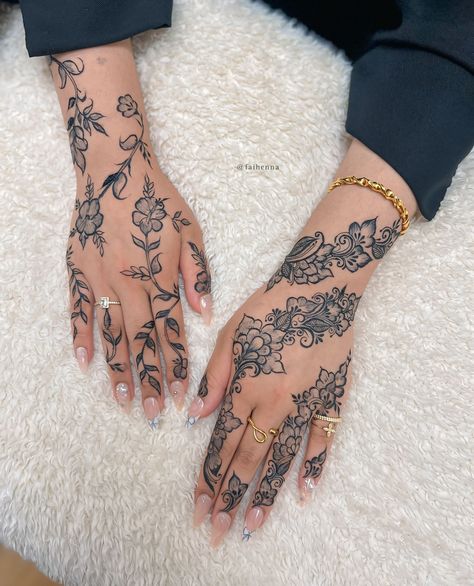 loveeee everything about these designs 😍 i’ve been obsessing over jagua henna lately 🖤 💡 inspo : @london_hennaartist @pretty_hennaya 🍃 cones: @henna_by_summaiya . . . . . . . #henna #mehndi #hennartist #nikkah #wedding #london #pakistani #mehndidesign #art #bride #dome #grid #vines #bridalhenna #nails #elegant #hennastain #hennastainprogression #jaguahenna #tattoo #aesthetic Collarbone Henna, Jagua Henna Designs, Henna Stain, Jagua Henna, Acrylic Nail Shapes, Bridal Henna, Nail Shapes, Henna Tattoo, Henna Designs