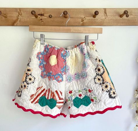 Quilt Shorts, Quilted Shorts, Reworked Clothes, Quilted Clothing, Patchwork Clothes, Quilted Clothes, Diy Shorts, Patchwork Shorts, Quilt Jacket