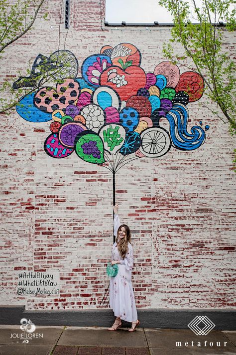 10 Unforgettable Murals: See Kelsey Montague's Bigger-Than-Life Artwork Throughout The US Selfie Walls Ideas, Ig Wall Ideas, Instagram Walls Ideas, Murals On Buildings, Brick Wall Mural Painted, Exterior Murals Building, Mural School Wall, Building Murals Inspiration, Selfie Mural Ideas