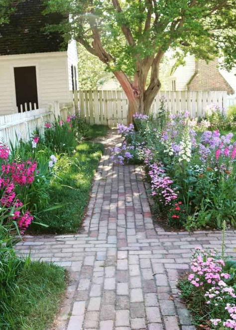 Check out these sidewalk ideas and start building sidewalks on your property. Outdoor Pathway Ideas, Sidewalk Ideas, Stepping Stone Walkways, Pathway Ideas, Walkway Landscaping, Concrete Walkway, Brick Walkway, Walkway Ideas, Wooden Walkways