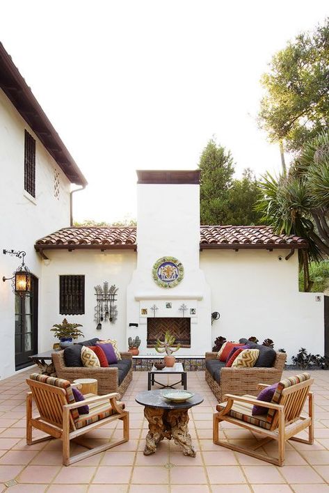 spanish style patio with outdoor fireplace Outdoor Fireplaces Ideas, Spanish Style Patio, Commune Design, Spanish Colonial Homes, Fireplaces Ideas, Rustic Fire Pits, Colonial Interior, Outdoor Fireplaces, Tuscan Design