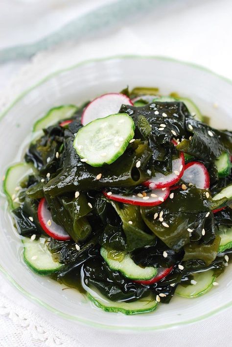 Miyeok muchim (seaweed salad) Korean Bapsang, Korean Salad, Koreansk Mad, Korean Food Side Dishes, Wakame Salad, Korean Kitchen, Korean Side Dishes, Korean Cooking, K Food