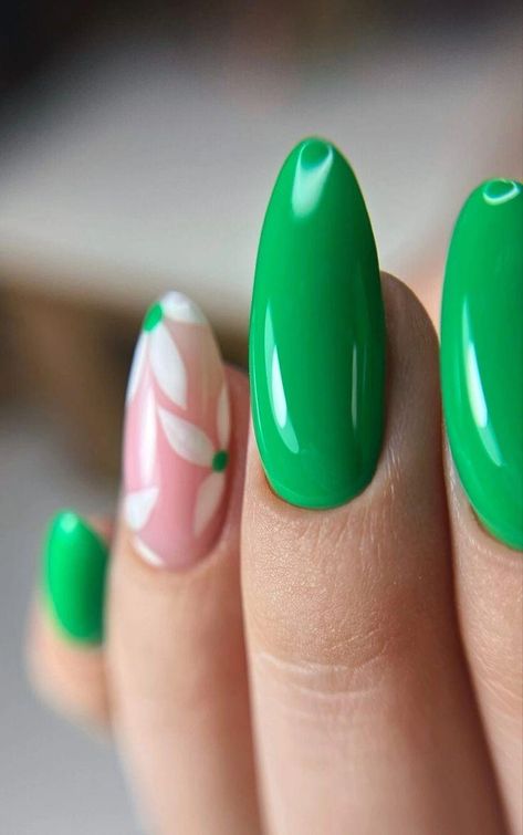 Spring Nails Green, Bold Botanicals, Kylie Nails, Nail Glam, Latest Nail Designs, Flowers Pastel, Elegant Nail Art, Abstract Nail Art, Green Nail Designs