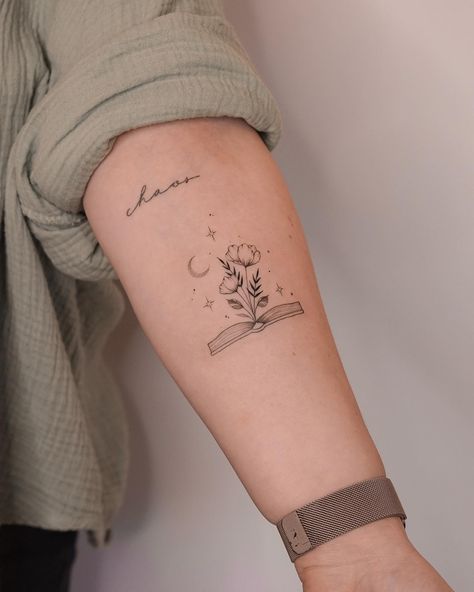 Reading Lover Tattoo, Jane Austen Tattoo Ideas, Little Women Tattoo, Reader Tattoo, Story Tattoo, Kiss Tattoos, Airplane Tattoos, Floating Books, Tattoos For Lovers