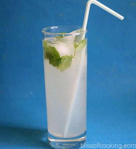 Litchi Mojito Lychee Mojito, Canned Fruit, Summer Heat, Refreshing Drinks, Mojito, Easy Recipe, Glass Of Milk, Beer Glasses, Easy Meals