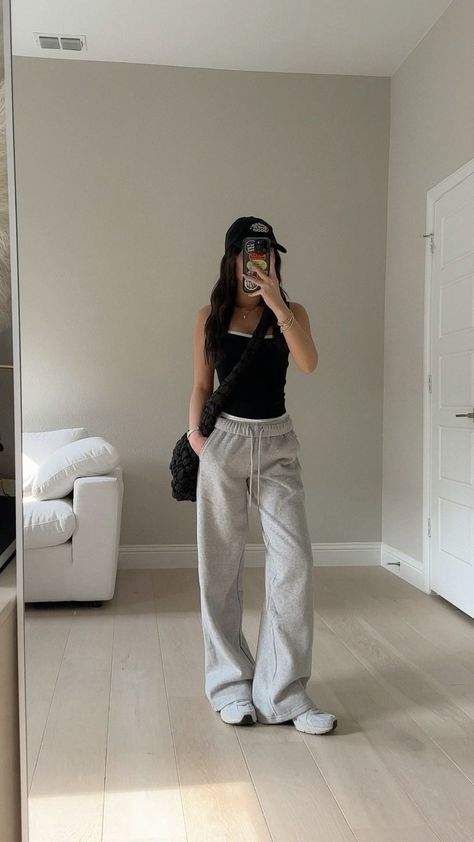 Gray Sweatpants Outfit, Chic Travel Outfit, Uni Outfits, Outfit Inspo Casual, Chill Outfits, Life Tips, Beauty And Lifestyle, Cute Everyday Outfits, Airport Outfit