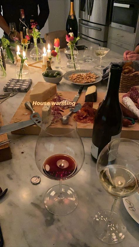 French Dinner Party Decor, House Warming Party Aesthetic, Solo Dinner Aesthetic, House Warming Aesthetic, Wine Night Activities, Housewarming Party Aesthetic, Girls Wine Night Aesthetic, Housewarming Aesthetic, Fall Dinner Party Aesthetic