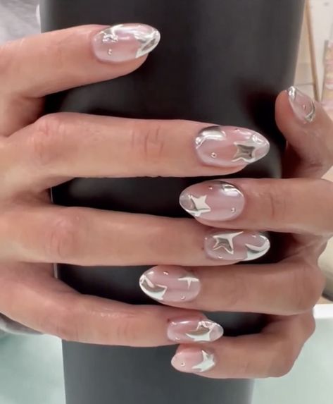 Silver Inspired Nails, Shiny Star Nails, Cool Silver Nails, Pink And Silver Star Nails, Star Silver Nails, Silver Chrome Design Nails, Silver Chrome Nail Ideas, Silver Chrome Star Nails, Star Nails Chrome