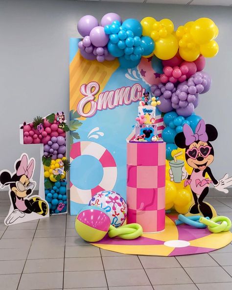 Cake Tables Miami on Instagram: “MINNIE MOUSE POOL PARTY! 🎀 Our client wanted a separate mini set up area to showcase this beautiful cake. This is one of our favorites…” Minnie Pool Party Cake, Mickey Mouse Swimming Party, Minnie Summer Birthday, Minnie Mouse Pool Party Decorations, Mini Mouse Pool Party Ideas, Summer Minnie Mouse Party, Minnie Mouse Pool Party Cake, Minnie Mouse Summer Birthday Party, Minnie Mouse Beach Party