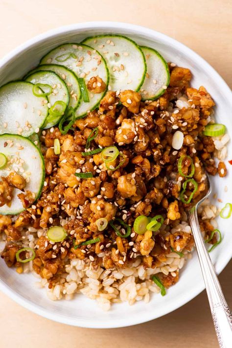 This crumbled tempeh is a deliciously “meaty” vegan topper for any grain bowl or salad. Quick and easy, perfect for meal prep. thenewbaguette.com Baguette Recipes, Soy Glaze, Seasoned Rice Vinegar, Tempeh Recipes, Lent Recipes, Grain Bowl, Crumble Recipe, Vegetarian Chili, No Calorie Foods