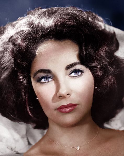 This British – American actress received many awards for her acting, but that’s… Elizabeth Taylor Eyes, Edward Wilding, Color Eyes, Violet Eyes, Hollywood Icons, Actrices Hollywood, Purple Eyes, Elizabeth Taylor, Classic Beauty