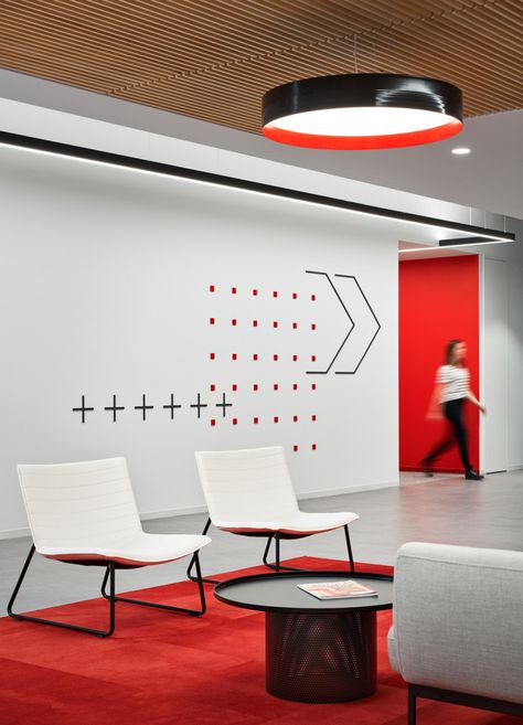 Modern Office Wall Design, Office Lounge Design, Office Graphics, Office Wall Design, Red Office, Deco Studio, Office Space Design, Office Lounge, Office Branding