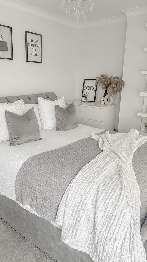 Room Decor Bedroom Grey, Black Grey And White Bedroom, Grey Black And White Bedroom, Grey Room Aesthetic, Bedroom Modern Ideas, Gray And White Bedroom Ideas, Grey And White Bedroom, Grey Bedroom Decor, White Room Decor