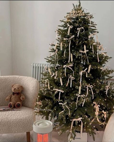 Aesthetic Christmas Tree White, Christmas Decor Ideas Apartment Small Apartment, White Christmas Tree Aesthetic, Christmas Tree Inspo, Christmas Dreaming, Christmas Tree Inspiration, Christmas Themes Decorations, Christmas Feeling, Christmas Inspo