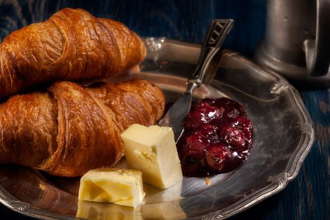 Traditional French Breakfast, Typical French Breakfast, French Breakfast Recipes, Breaking Fast, French Croissant, Butter Croissant, French Breakfast, American Breakfast, Chocolate Croissant