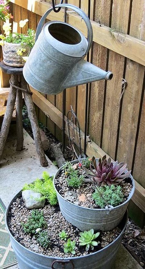 DIY Flower Towers Ideas: Watering the Succulent Bucket Tower Succulent Rock Garden, Bucket Flower, Metal Buckets, Flea Market Gardening, Flower Tower, Succulent Gardening, Garden Containers, Garden Yard Ideas, Ranch Style