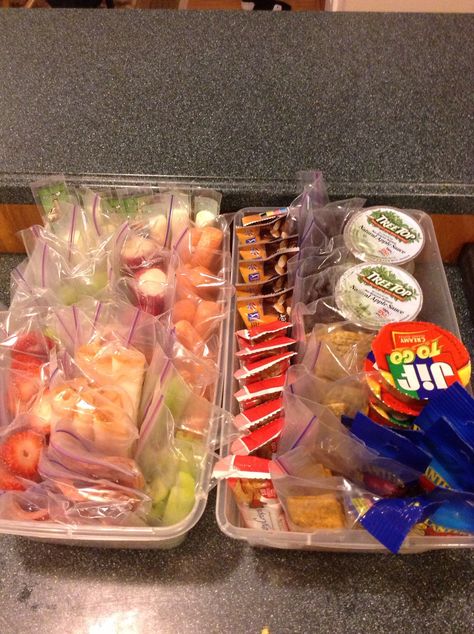 Healthy pre-portioned snacks ready in advance. One tub of dry foods for the pantry and one tub of fresh foods for the fridge Golf Team Snacks, Sports Tournament Lunches, Snacks For Wrestling Meets, Snacks For Atv Riding, Ball Field Snacks, Snacks For Wrestling Tournaments, Backstage Snacks, Snacks For Sports Tournaments, Track Meet Snacks