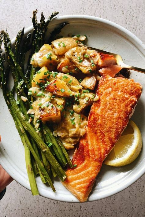 Spring Salmon with Creamed Leeks, Potatoes, and Asparagus | Pinch of Yum | Bloglovin’ Salmon Roasted, Lindsay Ostrom, Potatoes And Asparagus, Oven Roasted Asparagus, Creamed Leeks, Fried Salmon, Spicy Salmon, Cooking Salmon, Crispy Potatoes